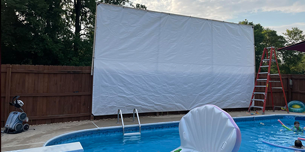 Shade Lux Branca: a tela prática para projeções em grande estilo