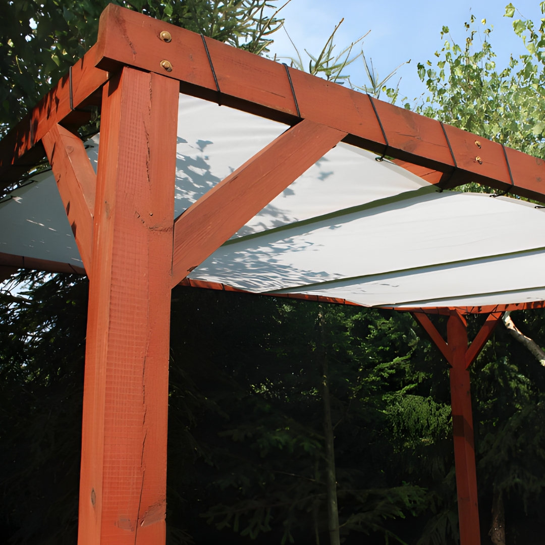 Lona transparente vs translúcida para pergolado